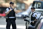 Drab. Talstærkt politi var hurtigt til stede på Amerikavej på Vesterbro i går, efter at der blev meldt om skyderi. En 24-årig mand døde af sine kvæstelser. 