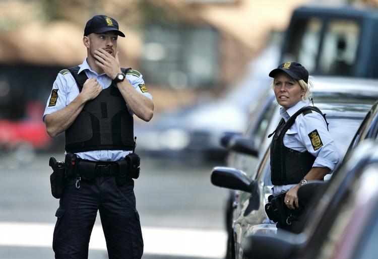 Drab. Talstærkt politi var hurtigt til stede på Amerikavej på Vesterbro i går, efter at der blev meldt om skyderi. En 24-årig mand døde af sine kvæstelser. 
