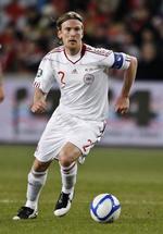 spilletid. Landsholdets anfører Christian Poulsen jagter spilletid. Og det kan han måske få i Stoke, hvis klubben går med til en byttehandel. 