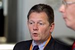 Kritisk. Lars Barfoed besøgte i går den store industrivirksomhed Siemens og blev også der mødt med spørgsmål om 'bogstavleg'. 