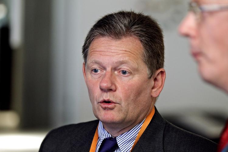 Kritisk. Lars Barfoed besøgte i går den store industrivirksomhed Siemens og blev også der mødt med spørgsmål om 'bogstavleg'. 