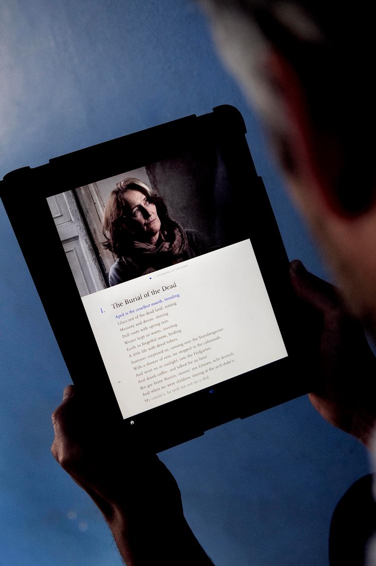 bonus. I den digitale version af 'The Waste Land' kan man få teksten læst op af skuespilleren T.S. Eliot selv og  adskillige skuespillere - her er det  skuespilleren Fiona Shaw. 
