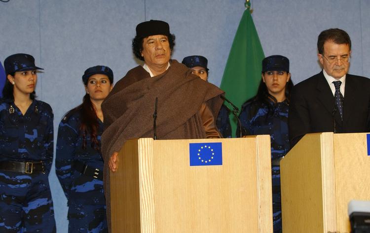 FØLGESVENDE. De kvindelige livvagter har fulgt den libyske diktator overalt. Her er de med på podiet under en pressekonference i Bruxelles med Gaddafi og den daværende EU-kommisionsformand Romano Prodi i 2004. 
