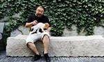 Moderat? I interviewet med en engelsksproget partiavis kommer Ai Weiwei ikke med nogen bombastiske udmeldinger. Over for BBC fortæller  kilder tæt på kunstneren dog en noget anderledes historie. Artiklen i Global Times blev ledsaget af dette foto, som blev stillet til rådighed af kunstneren. 