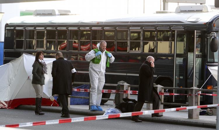 TERRORDRAB. Politi og kriminalteknikere ved den bus, hvor en 21-årig optændt af jihadvrede skød løs på tilfældige amerikanske soldater i marts. 
