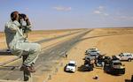 Vagt. En oprørssoldat tjekker horisonten 167 kilometer fra Sirte, der er en af de byer, som man gætter på, at Moamar Gaddafi kan opholde sig i. 