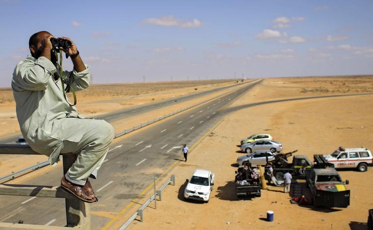 Vagt. En oprørssoldat tjekker horisonten 167 kilometer fra Sirte, der er en af de byer, som man gætter på, at Moamar Gaddafi kan opholde sig i. 