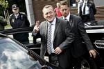 LIBYEN. Statsminister Lars Løkke Rasmussen (V) må forlade valgkampen i et par timer, når han i morgen skal til topmøde i Paris om Libyen. 
