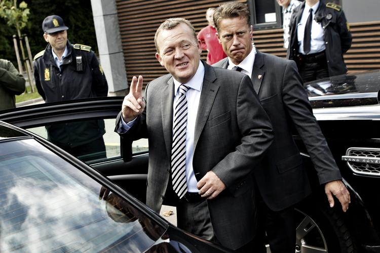 LIBYEN. Statsminister Lars Løkke Rasmussen (V) må forlade valgkampen i et par timer, når han i morgen skal til topmøde i Paris om Libyen. 
