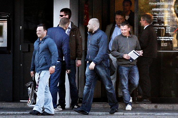 OVERVÅGNING. Selv om Politiets Efterretningstjeneste greb ind mod venstrefløjsgruppers spionage  mod den yderste højrefløj i februar 2010, fortsatte overvågningen af bl.a. Dan Jensen. Her har Redox  fotograferet ham (yderst t.v.), da han forlader et møde med bloggeren Morten Uhrskov på Hovedbiblioteket  i Aarhus 15. juni 2010. 