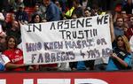 Støtte. Ikke alle Arsenal-fans er kritiske overfor klubledelsen. Her får manager Wenger under 8-2-blamagen mod Man. United opbakning til at gå ud og finde nye talenter, han kan gøre til stjerner. 