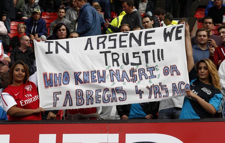 Støtte. Ikke alle Arsenal-fans er kritiske overfor klubledelsen. Her får manager Wenger under 8-2-blamagen mod Man. United opbakning til at gå ud og finde nye talenter, han kan gøre til stjerner. 