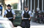 Mistænkt. Politiet har anholdt fire mænd efter skyderiet på Vesterbro i går, hvor en mand blev dræbt ved en moske. 