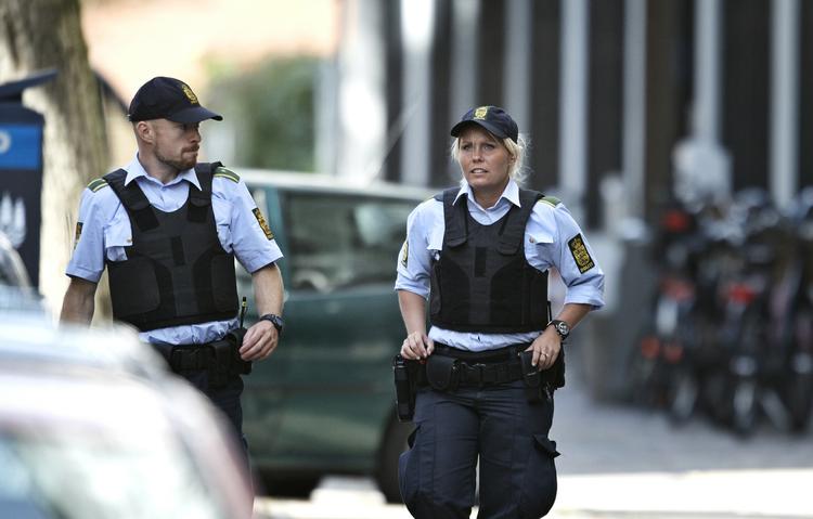 Mistænkt. Politiet har anholdt fire mænd efter skyderiet på Vesterbro i går, hvor en mand blev dræbt ved en moske. 