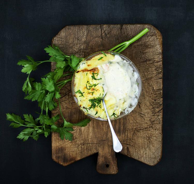 Fisketærte. Fish pie er en traditionel britisk ret, som regel lavet med hvid fisk, ofte også med æg eller skaldyr, i en hvid sauce og toppet med mosede kartofler. 