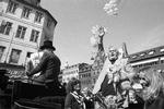 BALLONGAVER. Simon Spies fejrede sin 60 års fødselsdag ved at sende balloner op med gavekort indeni. Det samme sker i dag 30 år senere. 
