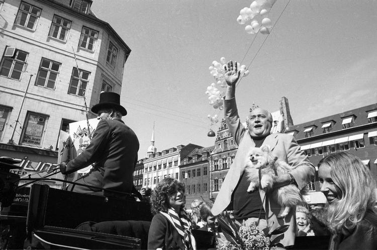 BALLONGAVER. Simon Spies fejrede sin 60 års fødselsdag ved at sende balloner op med gavekort indeni. Det samme sker i dag 30 år senere. 