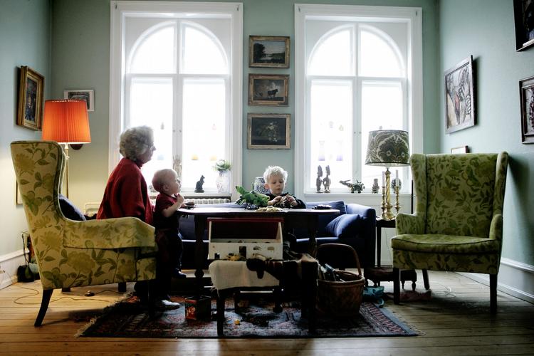 Arbejdskraft. Vi kan godt bruge den praktiske hjælp fra vores bedsteforældre, men deres gode råd eller holdninger til familien skal de helst holde for sig selv. 