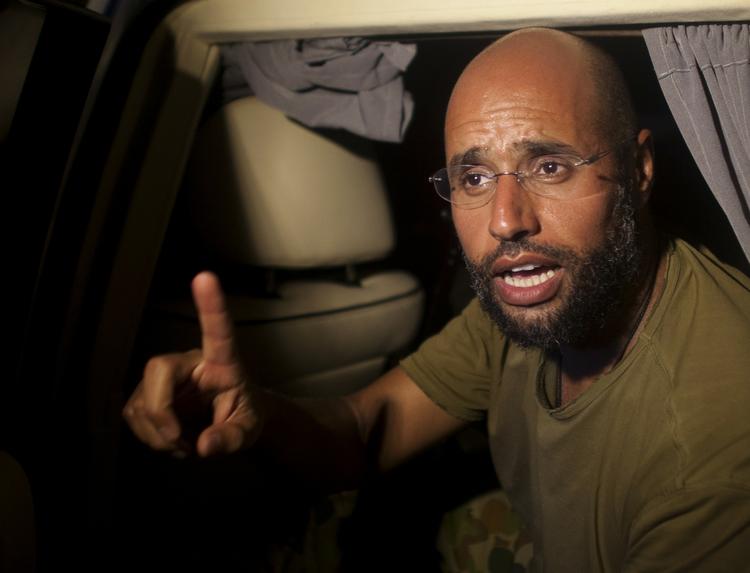 Splid. En søn lover kamp, en anden lover overgivelse. Her ses Saif Al-Islam, der i dag erklærede fortsat krig mod oprørerne. 