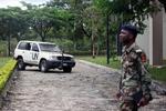 TERRORANGREB. Nigeriansk soldat ved beskadiget FN-bil ud for den bomberamte bygning i Abuja. 
