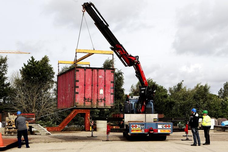 Der var plads til 11 elever på kurset, hvor man lærer at betjene en lastbilmonteret kran, der kan løfte 90 kilo. Men kun tre kursister fik lov, heraf en enkelt ledig. 
