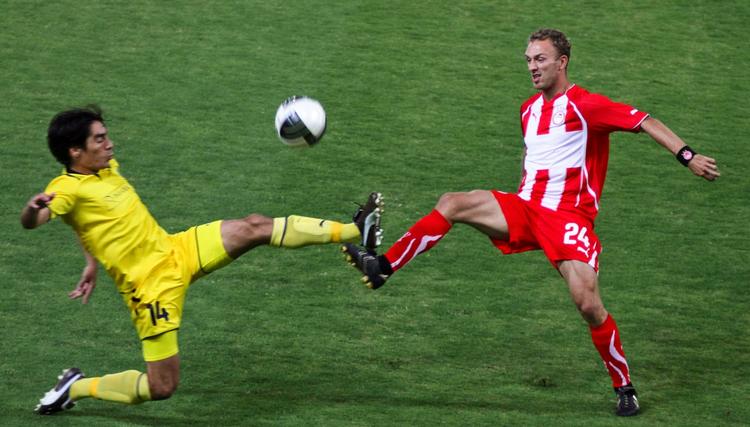 skifter. Det blev ikke et lykkeligt ophold i den græske klub Olympiakos for Dennis Rommedahl (th). 