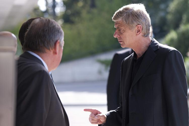 PRESSET. Arsenal-manager Arsene Wenger har en stor opgave foran sig. Henover sommeren er der blevet skiftet voldsomt ud i hans trup. 