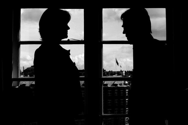 Kardinalpunkt. Helle Thorning-Schmidt (S) og Villy Søvndal (SF) får svært ved at overbevise danskerne om, at de skal arbejde 12 minutter mere om dagen. 