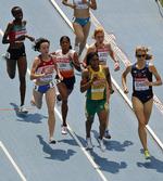 tæt. Caster Semenya (midt) blev snydt på selve målstregen af russiske Marija Savinova (nummer to fra venstre) i indledende heat på 800 meter ved VM. 