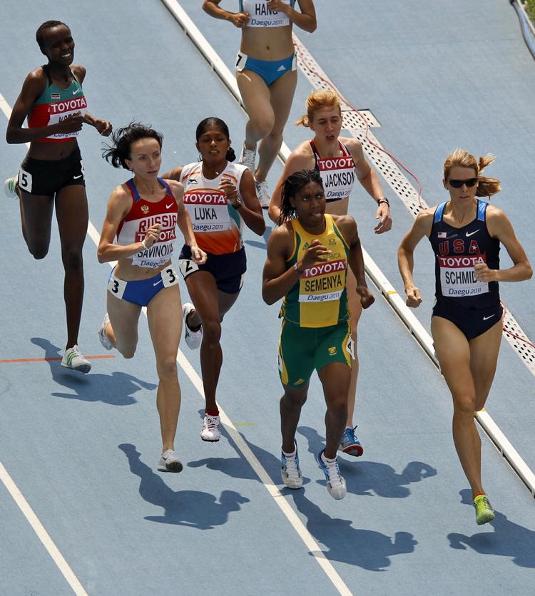 tæt. Caster Semenya (midt) blev snydt på selve målstregen af russiske Marija Savinova (nummer to fra venstre) i indledende heat på 800 meter ved VM. 