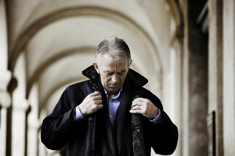 Nej. Tre gange har Villy Søvndal sagt nej til at duellere mod udenrigsminister Lene Espersen (K). 