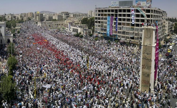 PROTESTER. Dette foto - hvis ægthed ikke kan verificeres - viser angiveligt en demonstration mod Assadstyret i Hama i juli. 
