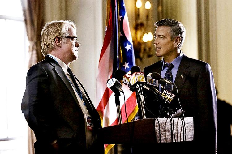 President? I sin nye film spiller George Clooney (th.) selv hovedrollen som præsidentkandidat. På rollelisten er blandt andre også Philip Seymour Hoffman. 