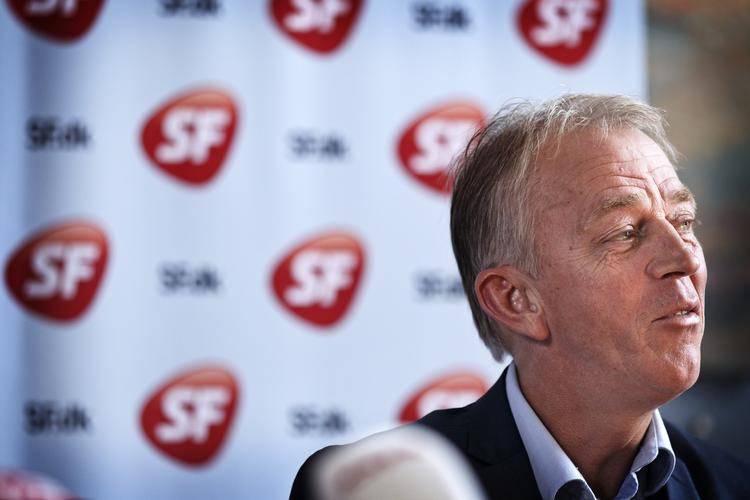 Forandring. Efter at SF længe har klinet sig til Socialdemokraterne går Villy Søvndal i dag ud og fortæller, hvordan han mener, de to partier adskiller sig fra hinanden og hvor SF, iføgle hans mening, er bedst. 