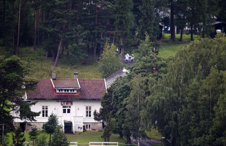 gerningsstedet. 19. august besøgte de overlevende Utøya sammen med deres familie. 
