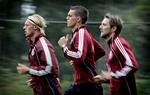 travlt. Simon Kjær (tv.), Daniel Agger og Michael Silberbauer varmer op til næste uges EM-kamp mod Norge i Parken. Simon Kjær gør det med bevidstheden om, at han derefter tiltræder i sin nye klub, AS Roma. Foto: Jens Dresling 