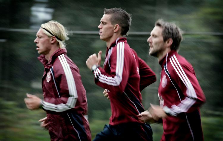 travlt. Simon Kjær (tv.), Daniel Agger og Michael Silberbauer varmer op til næste uges EM-kamp mod Norge i Parken. Simon Kjær gør det med bevidstheden om, at han derefter tiltræder i sin nye klub, AS Roma. Foto: Jens Dresling 