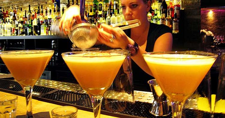 NYFORTOLKNING. Martinien får et tvist af bartender Marie-Louise på cocktailbaren Blender. 