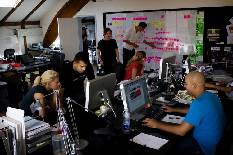 Arbejdsplads. 62 procent af danskerne er klar til at arbejde en time mere om ugen. 