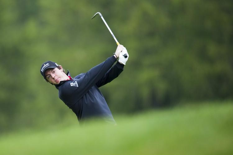sving. Nordirske Rory McIlroy fører an sammen med tyske Martin Kaymer i turneringen i Schweiz, hvor Thomas Bjørn er på sjettepladsen. 