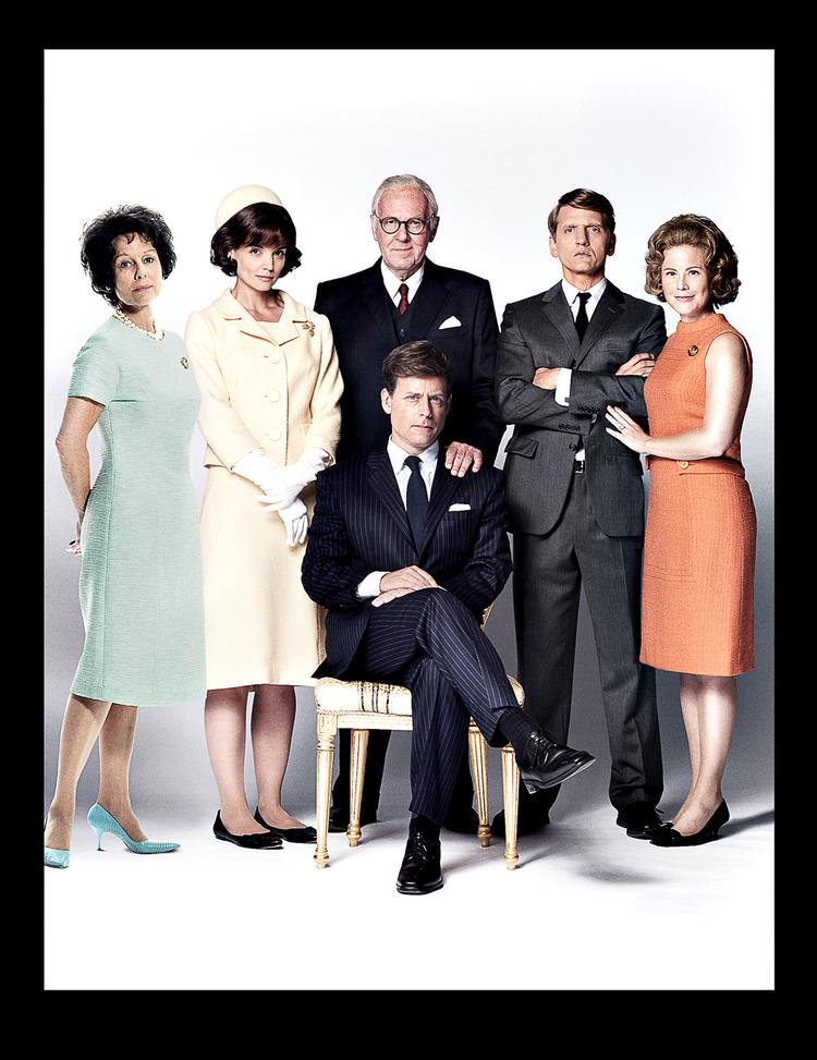 kennedy'erne. Greg Kinnear er stort set ikke til at skelne fra den virkelige John F. Her flankeret af resten af familien. 