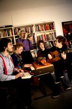Børne-musik-bog. En lang række danske musikere er gået sammen om at skabe en børnebog, der tager barndommen og dens fantasi alvorligt. Her ses bandet Oh No Ono, der er en del af projektet. 