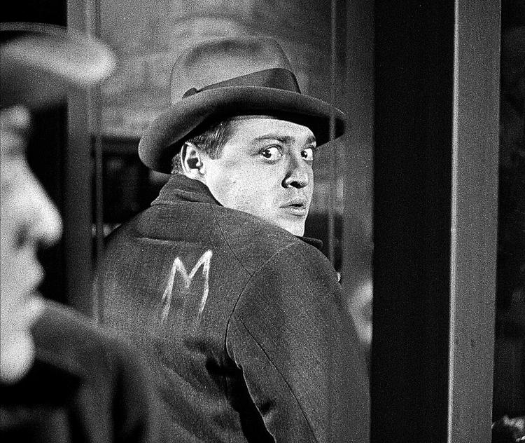 Stigmata.  Peter Lorres morder i Fritz Langs 'M' er et ikon over den evige tyske skyldfølelse. Stigmatiseret som morder, kiggende i spejlet med frygt og skam lysende ud af øjnene. Den tyske filmtradition er ét langt selvopgør. 