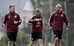MSIUNDELIG. Lars Jacobsen (midten) misunder Nicklas Bendtner (tv) og Simon Kjær, der på transfervinduets sidste dag begge fandt nye klubber. 
