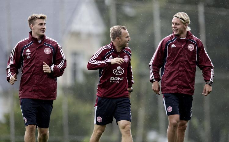 MSIUNDELIG. Lars Jacobsen (midten) misunder Nicklas Bendtner (tv) og Simon Kjær, der på transfervinduets sidste dag begge fandt nye klubber. 