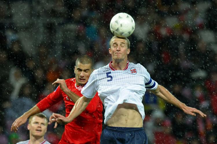 NERVØS. Der er 112 placeringer til forskel på Norge og Island. Alligevel føler Norges anfører Brede Hangeland sig ikke sikker på sejr. 