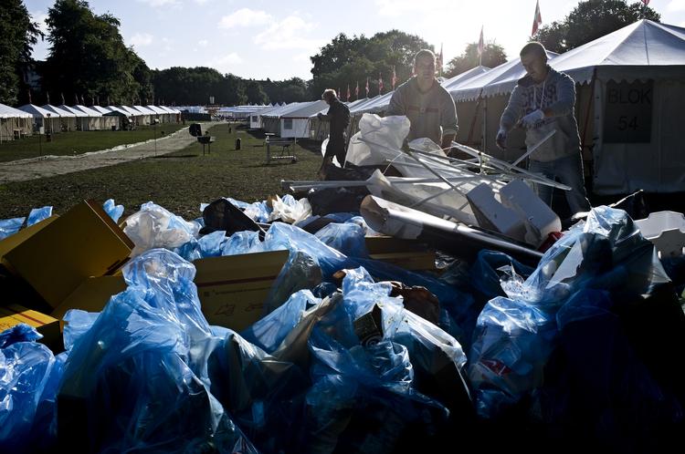 Oprydning. Der er fuld gang i oprydningen efter ugens DHL i Fælledparken. 