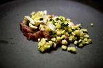Stegt i fedt. Lam, hasselnød og courgette spiller alle på det nøddeagtige, så husk endelig syren til balancen. 