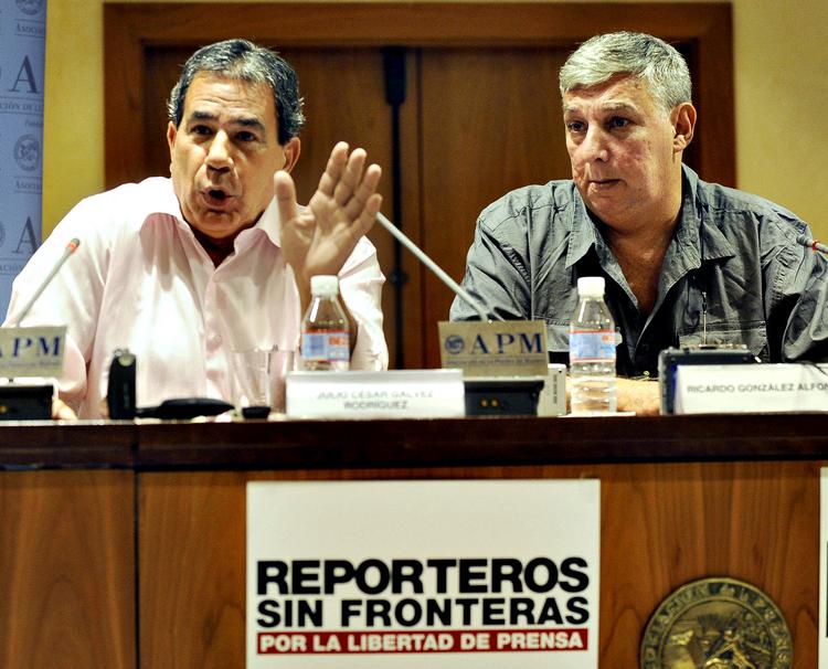 Løsladt. Ricardo Gonzales Alfonso (th.) ses ved et pressemøde i Madrid 2010, efter at han og en række andre cubanske dissidenter - deriblandt Julio Cesar Galvez Rodriguez (tv.) - overraskende var blevet løsladt. 