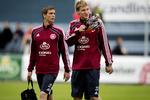 HOLDKAMMERATER. Den nyudnævnte danske anfører, Daniel Agger, sætter sin lid til Nicklas Bendtner mod Norge. 